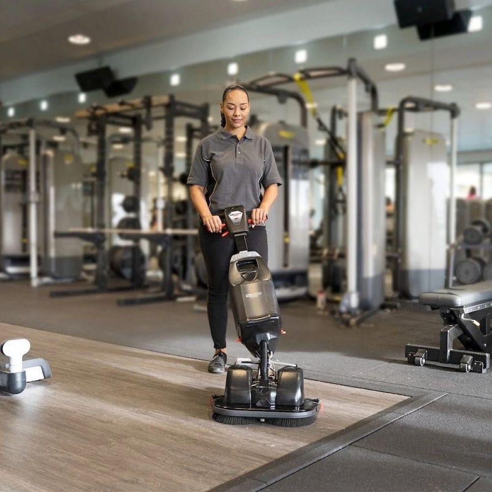 Mycie posadzki na siłowni przy użyciu maszyny czyszczącej Numatic NCC 440 NX