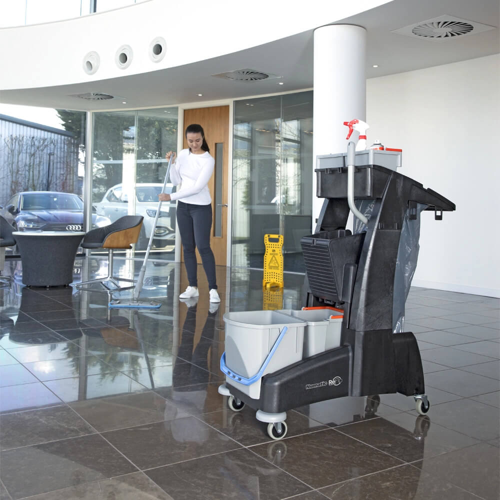Serwisowy wózek dwuwiaderkowy do mycia podłóg Numatic MM4 w użyciu z mopem