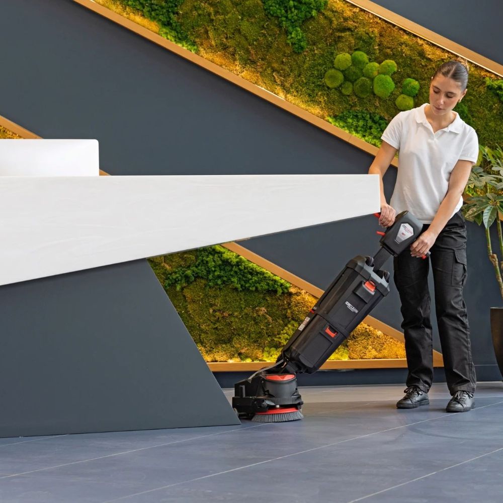 Mycie trudno dostępnych miejsc przy życiu maszyny czyszczącej Numatic NCC 220 NX