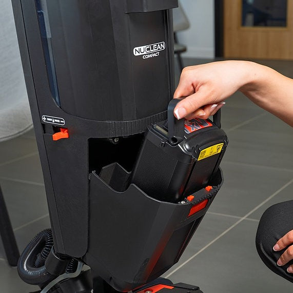 Wymiana akumulatora Numatic NX300 w szorowarce do czyszczenia podłóg Numatic NCC 220 NX