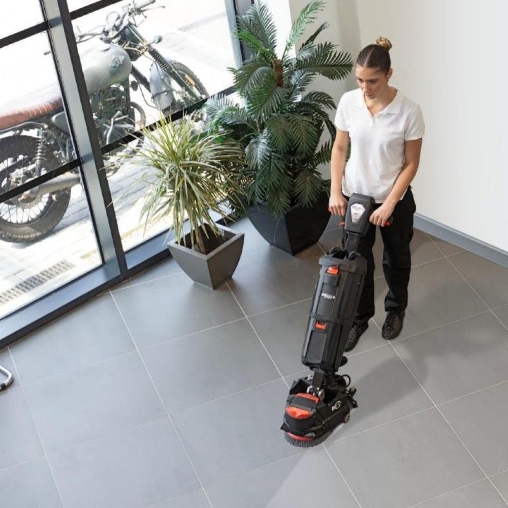 Mycie kafelek w holu przy pomocy automatu pionowego do mycia podłóg Numatic NCC 220 NX