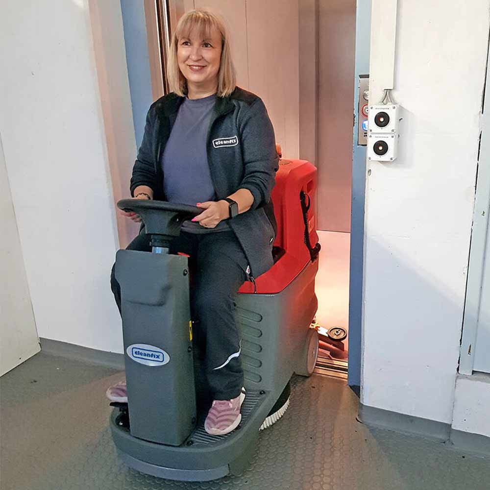 Operator na maszynie czyszczącej z fotelem dla operatora Cleanfix RA 565 IBC