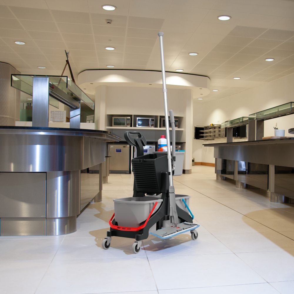 Wózek do sprzątania podłóg dwuwiaderkowy Numatic MMB 1616 w kuchni
