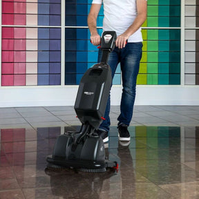 Mycie kafelek w holu automatem myjącym Numatic NCC 440 NX