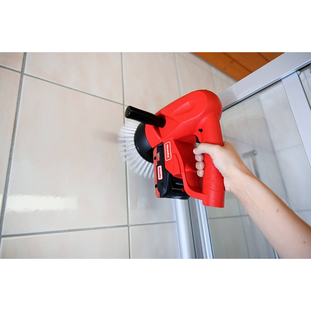 Mycie kafelek ściennych przy użyciu szorowarki Cleanfix Scrubby CAS jedną ręką