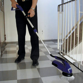 Mycie klatki schodowej przy użyciu małej szorowarki bateryjna do czyszczenia trudno dostępnych powierzchni Cleanfix Scrubby