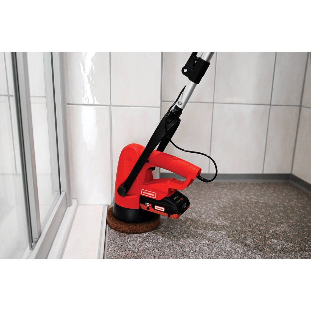 Mycie posadzki przy użyciu szorowarki Cleanfix Scrubby CAS
