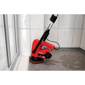 Mycie posadzki przy użyciu szorowarki Cleanfix Scrubby CAS