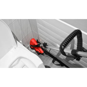 Mycie podłogi w kabinie łazienkowej przy użyciu szorowarki Cleanfix Scrubby CAS