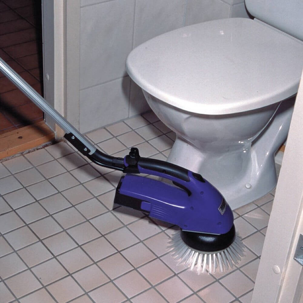 Mycie podłogi w łazience przy użyciu małej szorowarki bateryjnej do czyszczenia trudno dostępnych powierzchni Cleanfix Scrubby