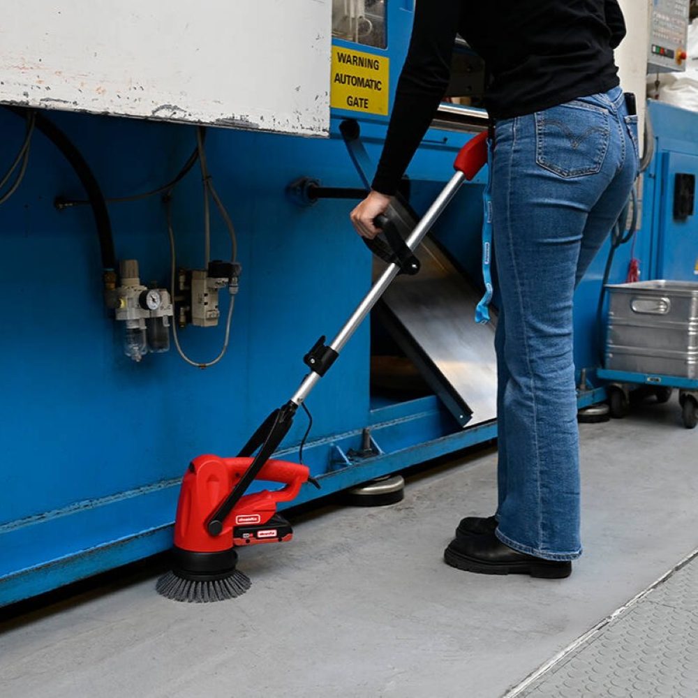 Mycie posadzki warsztatu przy użyciu szorowarki ręcznej Cleanfix Scrubby CAS i szczotki krzemowo-węglowej 715.031