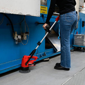 Mycie posadzki warsztatu przy użyciu szorowarki ręcznej Cleanfix Scrubby CAS i szczotki krzemowo-węglowej 715.031