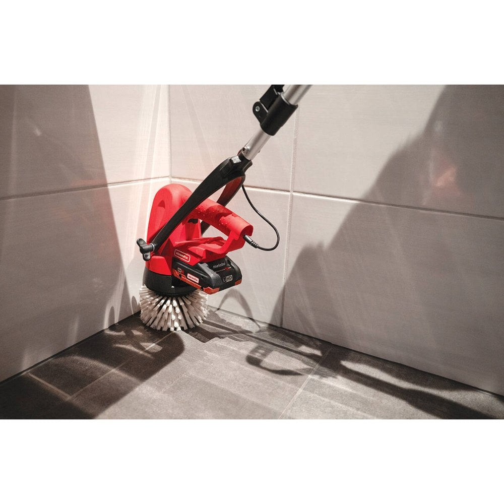 Mycie rogów przy użyciu szorowarki Cleanfix Scrubby CAS szczotką cylindryczną