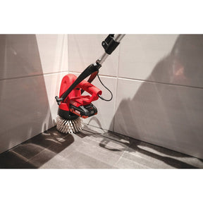 Mycie rogów przy użyciu szorowarki Cleanfix Scrubby CAS szczotką cylindryczną