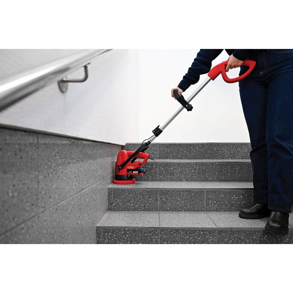 Mycie klatki schodowej przy użyciu szorowarki Cleanfix Scrubby CAS z padem myjącym