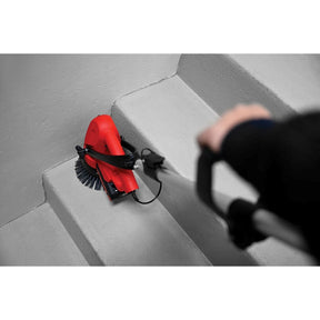 Mycie klatki schodowej przy użyciu szorowarki Cleanfix Scrubby CAS z szczotką szorującą krzemowo-węglowej 715.031