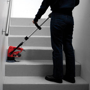 Mycie schodów przy użyciu szorowarki ręcznej Cleanfix Scrubby CAS i szczotki krzemowo-węglowej 715.031