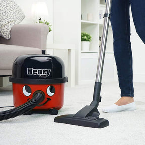 Odkurzanie dywanu przy pomocy odkurzacza Numatic HVR 200 Henry