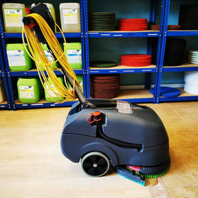 Prawy bok używanego automatu do mycia podłóg Numatic TT 1840G