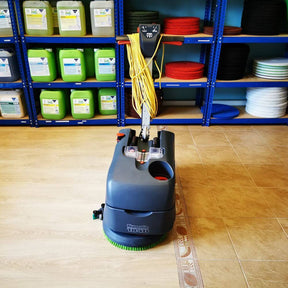 Przód używanego automatu do mycia podłóg Numatic TT 1840G