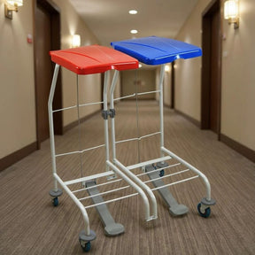 Stelaż na worki na odpady malowany proszkowo EURO ZIBI 2 x 70-120l z pedałami do otwierania pokryw w hotelu