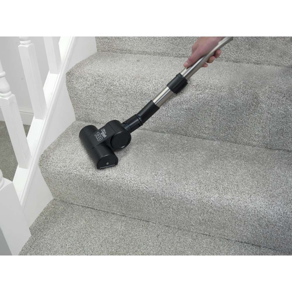 Odkurzanie wykładziny turboszczotką Airo Brush 140 mm przy użyciu odkurzacza do sierści dla właścicieli zwierząt Numatic HPC 200 Petcare