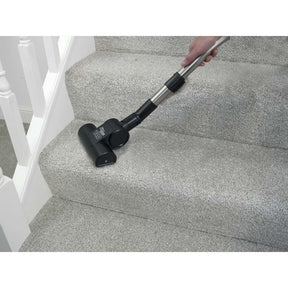 Odkurzanie wykładziny turboszczotką Airo Brush 140 mm przy użyciu odkurzacza do sierści dla właścicieli zwierząt Numatic HPC 200 Petcare