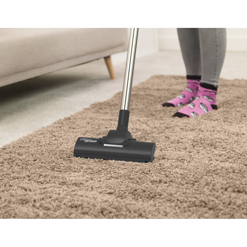 Odkurzanie dywanu turboszczotką Airo Brush 270 mm przy użyciu odkurzacza do sierści dla właścicieli zwierząt Numatic HPC 200 Petcare