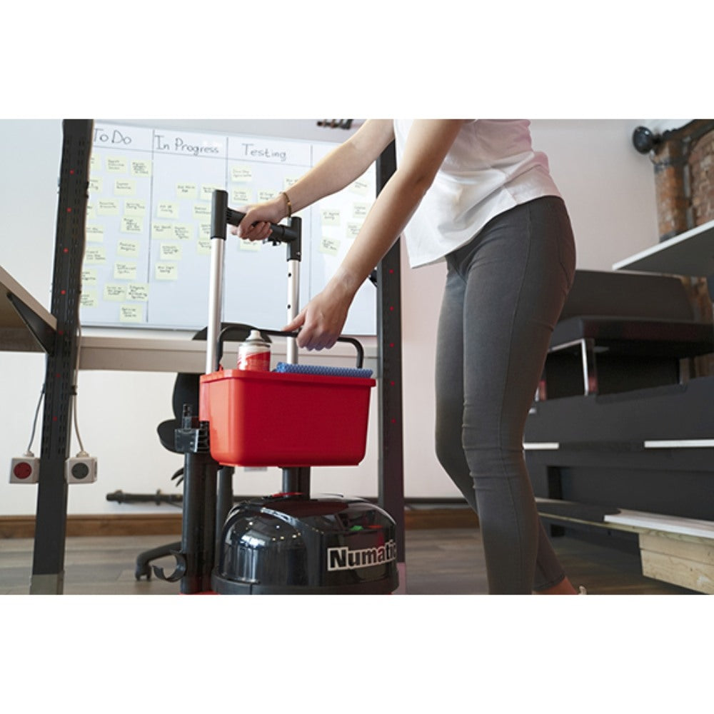 Użycie kuwety w odkurzaczu bateryjnym Numatic PBT 230 NX